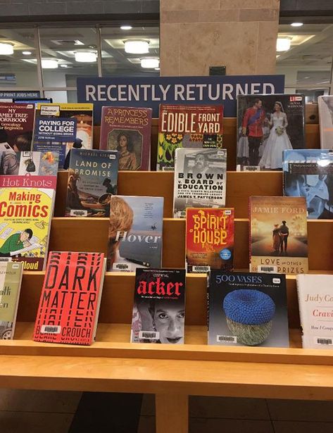 Library Has "Recently Returned" Section So You Can See What Other People Have Been Reading Library Seating, The Librarians, School Library Displays, Middle School Libraries, Library Book Displays, High School Library, Library Bulletin Boards, Mini Library, Library Display