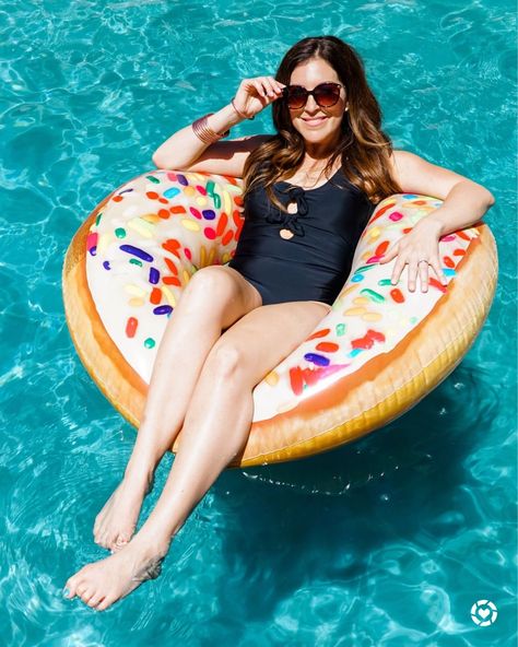 Whimsical Pool, Rainbow Donut, Donut Design, Pool Poses, Swimsuits Photoshoot, Summer Poses, Anatomy Poses, Female Pose Reference, Donut Shape