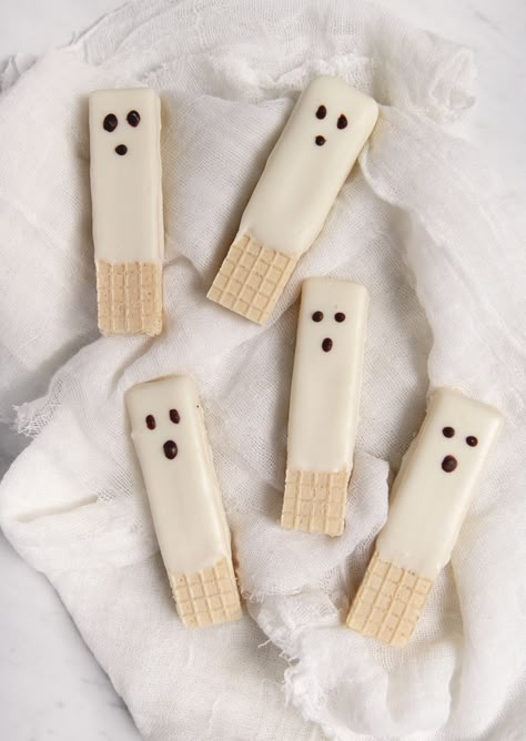 Chocolate dipped ghost wafer cookies. So quick and easy to make! A cute Halloween snack. #halloween #cookies Ghost Chocolate Chip Cookies, Chocolate Covered Wafers, Halloween Diy Snacks, Halloween Snacks Aesthetic, Halloween Kalas, Ghost Snacks, Ghost Chips, Snack Halloween, Halloween Dip