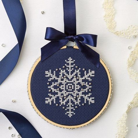 Snow Flake Cross Stitch Pattern, Cross Stitch Tree Skirt, Cross Stitch Snowflakes Pattern, Snowflake Cross Stitch Pattern Free, Free Christmas Cross Stitch Charts, Cross Stitch Ornaments Patterns Free, Modern Cross Stitch Patterns Free Charts, Christmas Cross Stitch Patterns Free Charts, Cross Stitch Snowflake