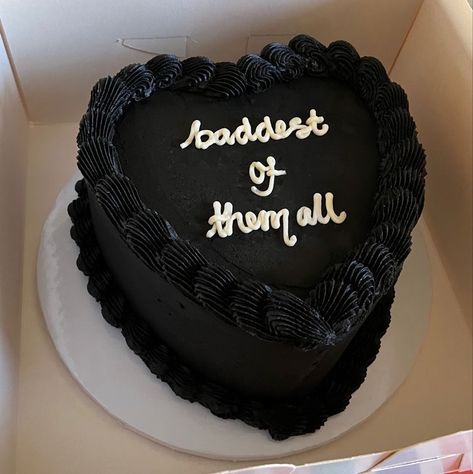 Baddest Of Them All Cake, Black Heart Birthday Cake, Birthday Cake Baddie, 20 Cake Birthday, Black Bday Cake, Birthday Cake Aesthetic Black, Cakes 21st Birthday, Baddie Birthday Cake, Black Heart Cake