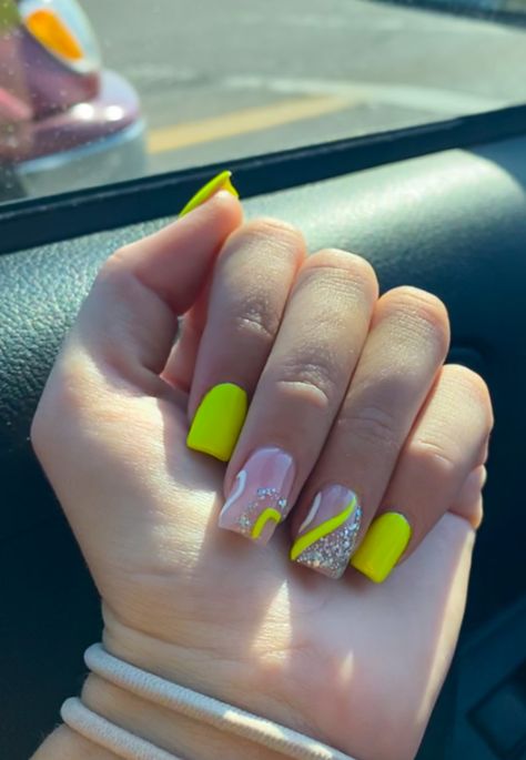 Cute Summer Nails Yellow, Neon Yellow And White Nails, Neon Yellow Short Nails, Short Acrylic Nails Neon, Neon Yellow Nails Short, Neon Nails Square, Neon Nails Designs Short, Summer Nails Neon Yellow, Yellow Nails With Rhinestones