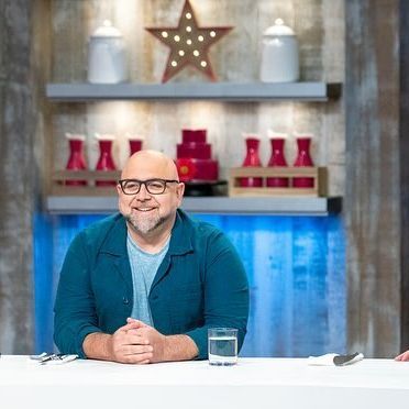 Duff Goldman on Instagram: "Catch the newest Kids Baking Championship tonight at 8/7c on @foodnetwork. The bakers bring some fun in the kitchen with a spelling bee, but in dessert form! #kidsbakingchampionship" Kids Baking Championship, Duff Goldman, Kids Baking, Spelling Bee, Baking With Kids, The Duff, New Kids, Food Network Recipes, Some Fun