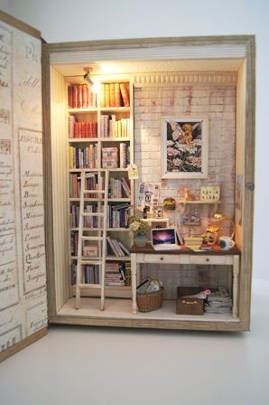 Miniature Library In A Book, Miniature Room Decor, Miniature Shadow Box Scene, Paper Mache Book Box Ideas, Shadow Box Miniatures Scene, Room Box Miniatures Ideas, Miniature Scenes Dioramas, Room Box Ideas, Shadowbox Miniatures