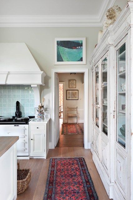 White Kitchen with Polished Floorboards - Kitchen Design Ideas (houseandgarden.co.uk) Georgian House, Georgian Townhouse, London House, Georgian Homes, Dark Interiors, Kitchen Units, Design Del Prodotto, Country Style Homes, Stylish Kitchen