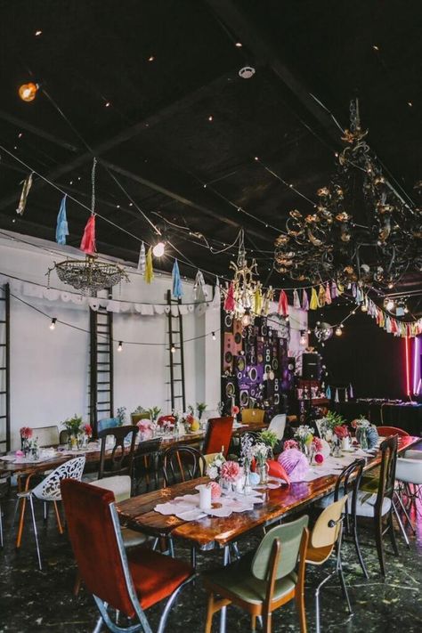 Industrial Warehouse Wedding, Colorful Industrial Wedding, Funky Wedding Decor, Warehouse Wedding Reception, Pop Art Wedding, Industrial Boho Wedding, Expensive Party, Industrial Style Wedding, Urban Style Wedding