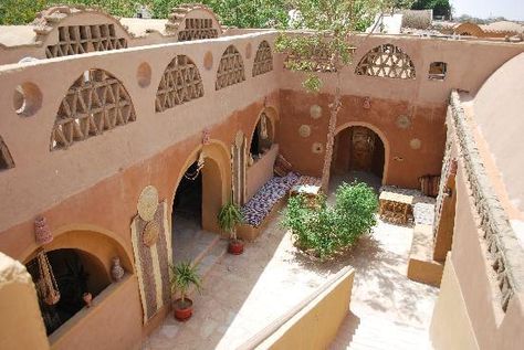 Eskaleh Nubian Ecolodge: Courtyard Abu Simbel - Egypte Aswan Egypt Architecture, Internal Perspective, Lodge Architecture, Nubian Architecture, Nubian Style, Hassan Fathy, Minimalist Furniture Design, Architect Student, African Architecture