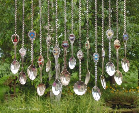 how to make a license plate wind chime Repurpose Souvenir Spoons, Souvenir Spoon Display Ideas, Souvenir Spoons Crafts, Spoon Projects, Nature Decor Diy, License Plates Diy, Outdoor Wind Chimes, Spoon Rack, Wind Chimes Homemade