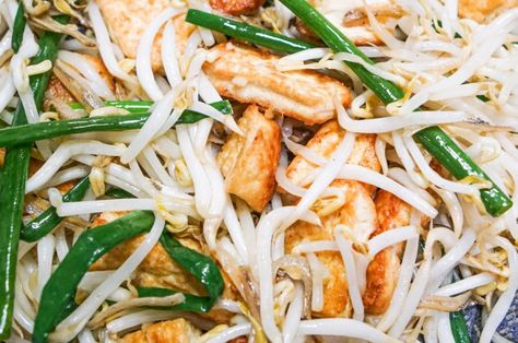 Taugeh Goreng Ikan Bilis | Anchovy Beansprouts Stir Fry Malay Food, Leafy Vegetables, Fried Tofu, Bean Curd, Anchovies, Stir Fry Recipes, Fish Sauce, Vegetable Sides, Pad Thai