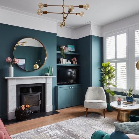 Farrow & Ball on Instagram: “We've said it before and we'll say it again, #InchyraBlue and #AllWhite is a match made in heaven 💘 Design @clareeliseinteriors 📸…” Teal Walls Living Room, Dark Teal Living Room, Teal Living Rooms, Feature Wall Living Room, Teal Walls, Cosy Living Room, Blue Living Room, Wallpaper Living Room, Living Room Inspo