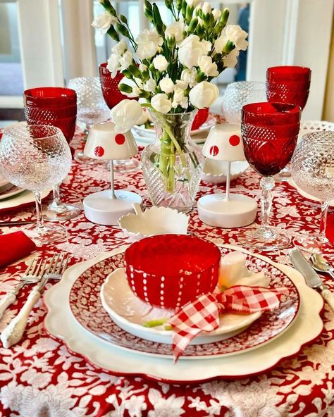 Add a splash of color and warmth to your table settings with our gorgeous handmade Carmen tablecloth ❤️🤍, and watch your gatherings come alive with conversation, laughter, and cherished moments. 💖🥰 The intricate hand block printed pattern features lush blooms that dance across the vibrant red fabric, evoking the beauty of a garden in full bloom. 💐💗 ✨ Available in rectangle, round and square shapes to suit all homes 👐 @ our website: www.thedecormantra.com ✨ 100 % premium cotton. Machine was... Red Tablescape, Tablecloth Size Chart, Round Tablecloths, Red Tablecloth, Christmas Table Setting, Round Table Cover, Holiday Table Settings, Round Table Covers, Tablecloth Sizes