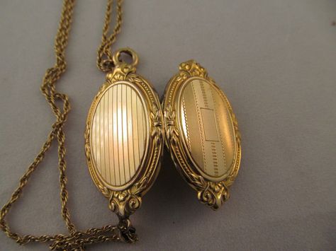 Vintage Art Deco Walter E. Hayward Co. 12K Gold Filled Locket and Chain with Original Tag Locket Chain, Antique Locket, Jewellery Collection, Vintage Art Deco, Locket, Antique Jewelry, Vintage Art, Unique Jewellery, Gold Filled