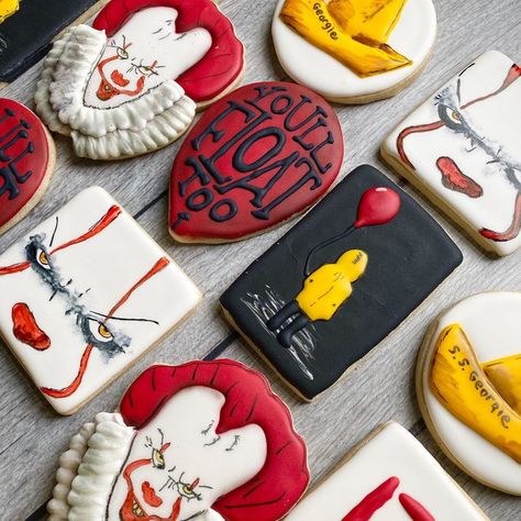 Pennywise Decorated Cookies, Horror Themed Cookies, Friday The 13th Cookies, Pennywise Cupcakes, Pennywise Cookies, Horror Movie Cookies, Creepy Snacks, Pennywise Decorations, Scary Halloween Cookies