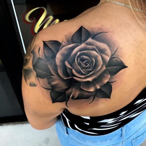 Tatuagem de rosas: 123 ideias INCRÍVEIS para você se inspirar Tatuaje Cover Up, Forearm Flower Tattoo, Cool Shoulder Tattoos, Rose Drawing Tattoo, Rose Shoulder Tattoo, Rose Tattoos For Women, Black Rose Tattoos, Shape Tattoo, Stylist Tattoos