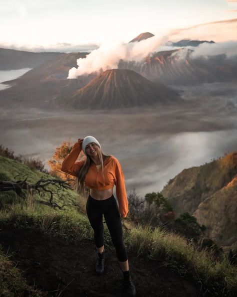 Mt Pulag Outfit, Bromo Outfit Ideas, Ootd Bromo Hijab, Ootd Bromo Mountain, Mount Pinatubo, Style Foto, Mount Bromo Indonesia, Mount Bromo, Mount Rinjani Lombok