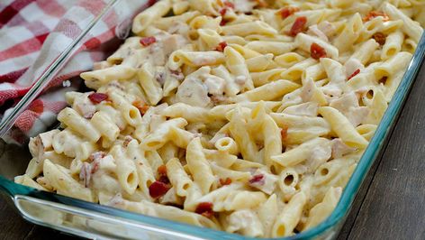 Quick Skillet Meals, Chicken Carbonara Pasta, Traditional Carbonara, Crunchy Fried Chicken, Best Chicken Breast Recipes, Best Chicken Breast, Amazing Pasta, Chicken Carbonara Recipe, Pasta Bake Recipe