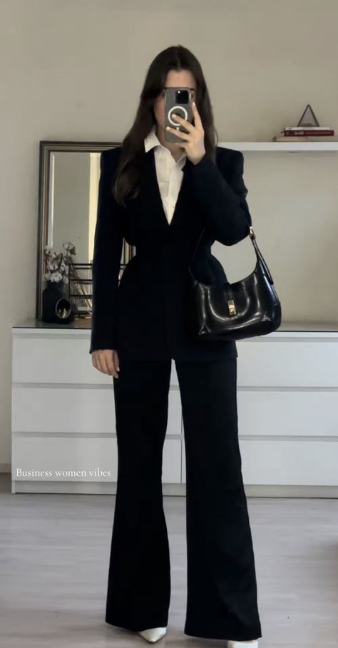 Black Semi Formal Outfit, Elegant Outfit Dress, Corporate Siren, Black Semi Formal, Law Fashion, Elegante Outfits, Trendy Dress Styles, Smart Clothes, Semi Formal Outfit