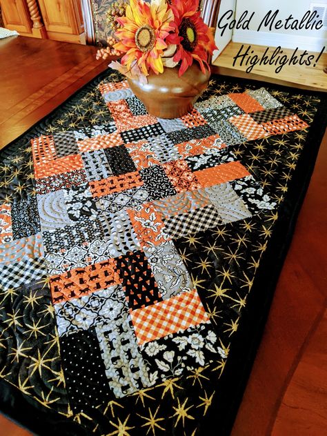 Halloween Table Settings, Easy Table, Halloween Sewing, Halloween Table Runners, Quilted Table Runners Patterns, Quilted Table Toppers, Fall Quilts, Halloween Quilts, Table Runner And Placemats