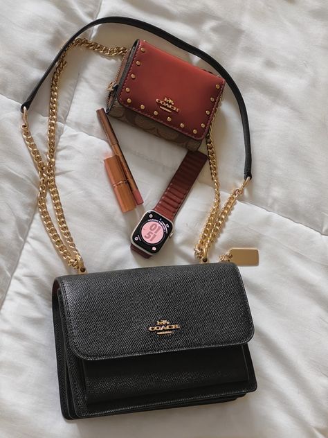 Kate Spade Purse Outfit, Purse Outfit, Inside My Bag, Trendy Purses, Purse Essentials, In My Bag, Girly Bags, Jewelry Accessories Ideas, Luxury Purses