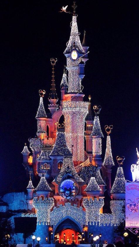 Disneyland Paris @ Christmas time! Images Disney, Christmas Lighting, Disney Castle, Happiest Place On Earth, Disney Christmas, The Castle, Disneyland Paris, Holiday Lights, Disney Love