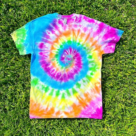 Spiral Tye Dye Pattern, Spiral Tie Dye How To, Tye Dye Shirt Ideas, Different Tye Dye Patterns, Tie Dye Patterns Diy Tutorials, Tie Dye Patterns Spiral, Tie Dye Shirt Ideas, Tye Dye Patterns Diy, Tie Dye Color Combinations