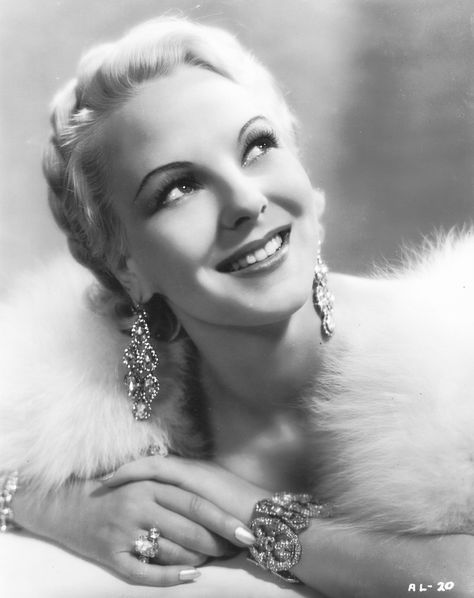 Anna Lee. 1913-2004. On 21 May 2004, she was posthumously awarded a Daytime Emmy Lifetime Achievement Award. Lee Perry, Alice Faye, Anna Lee, Pictures Of Anna, Famous Photos, British Actresses, Hollywood Glam, White Fur, Old Hollywood Glamour