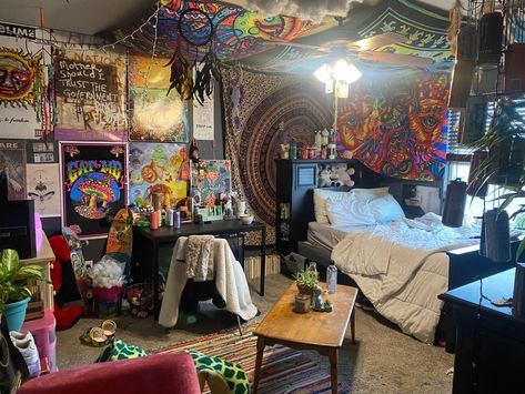 Room Ideas Chaotic, Chaotic House Aesthetic, Chaotic Bedroom Ideas, Backyard Aesthetic Ideas, Chaotic Bedroom Aesthetic, Chaotic Room Decor, Chaotic Apartment, Chaotic Decor, Chaotic Bedroom