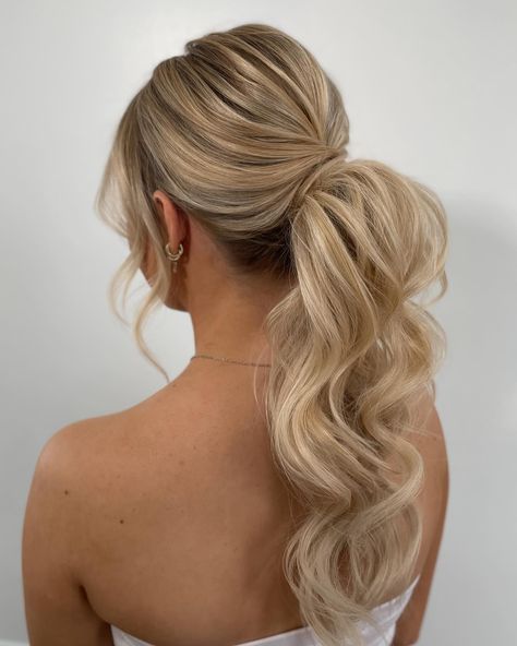 The perfect pony for your rehearsal dinner🫶🏻⁣ ⁣ Wedding’s are gearing up which means so are rehearsal dinners!⁣ ⁣ Brides tend to go with a style that is a little more fun, flirty, and completely different from their wedding day look!⁣ ⁣ 2024 brides - have you booked your rehearsal dinner hair yet?⁣ ⁣ 2025 brides - inquire for your wedding date, and let’s chat about your wedding looks! Inquire through the link in my bio🤍 Rehearsal Dinner Hair For Bride Ponytail, Bride Updo Ponytail, Formal Hair And Makeup, Formal Hair Up, Party Pony Hairstyle Wedding, Hair Styles For Strapless Dress, Rehearsal Dinner Hair For Bride, Blonde Wedding Ponytail, Blonde Wedding Hair Updo