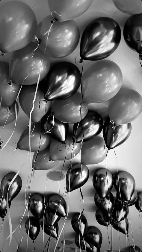 Ronan Astor, Gossip Girl Party, 30th Birthday Themes, Party Monster, 20th Birthday Party, House Of Balloons, Black And White Love, Birthday Posts, Black Balloons