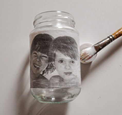 DIY Transferir imágenes a cristal - Diydetodounpoco Wax Paper Transfers, Cadeau Parents, Foto Transfer, Photo Transfer, Decorated Jars, T Art, World Crafts, Mason Jar Crafts, Jar Crafts