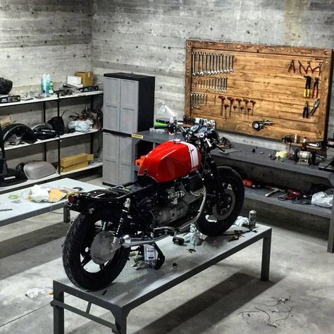 Officine In Garage, Motorcycle Workshop, Diy Motorcycle, Cool Garages, Мотоциклы Cafe Racers, Motorcycle Shop, Motorcycle Garage, Garage Work Bench, Cafe Racer Bikes