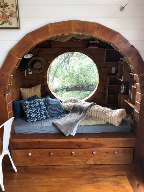 Book Nook Ideas, Casa Hobbit, Nook Ideas, Hobbit Hole, Hobbit House, Reading Nooks, Cozy Nook, Book Nook, Decoration Inspiration