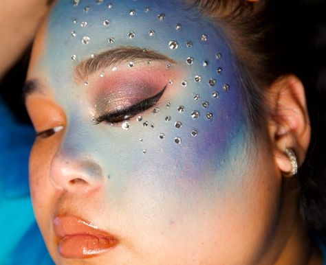 Genie Aladdin makeup blue jewels Aladdin Genie Makeup For Women, Genie Face Paint, Genie Makeup, Aladdin Genie Costume, Genie Costume, Aladdin Musical, Genie Aladdin, Theatre Makeup, Male Makeup