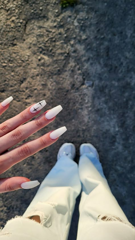 White Nails Star Design, Milky Gel Nails With Design, White Star On Nails, White And Silver Star Nails, White Star Nail Design, Black And White Nails With Stars, White Nails Black Stars, Star Nails White, White Nails With Stars