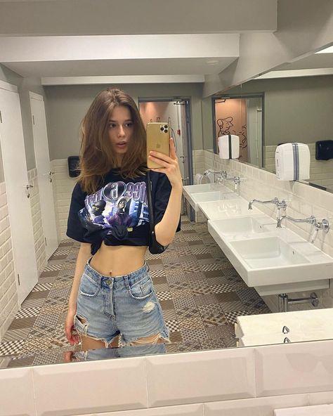 Outfit Casual Verano, Unrealistic Beauty Standards, Ab Motivation, London Vacation, Small Mirror, Mirror Pics, Charli Xcx, Crop Top And Shorts, Attractive People