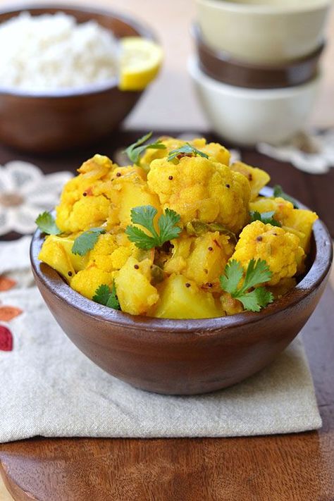 Aloo Gobi Recipe - potatoes and cauliflower, a traditional Northern Indian Punjabi dry curry dish is very popular across the entire Indian sub continent | rasamalaysia.com Aloo Gobi Recipe, Gobi Recipe, Malaysia Recipes, Gobi Recipes, Dry Curry, Aloo Gobi, Rasa Malaysia, Cauliflower Curry, Curry Dishes