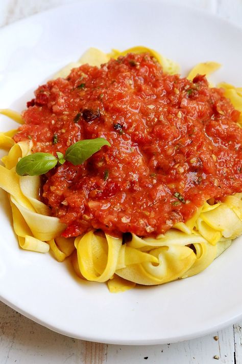 Raw Vegan Marinara Sauce with Yellow Squash Fettuccine - Noodles and Pasta, Raw Vegan, Recipes, Vegetables - Divine Healthy Food Vegan Recipes Vegetables, Vegan Marinara Sauce, Recipes Vegetables, Vegan Noodles, Fettuccine Noodles, Alkaline Recipes, Squash Pasta, Raw Foods, Raw Diet