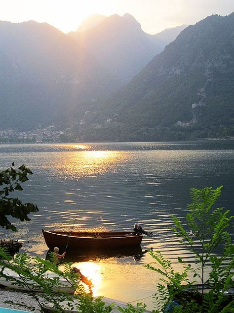 Lake D'ldro, Italy                                                                                                                                                                                 Mais Lake Time, Image Nature, Lake Living, Airbrush Art, Peaceful Places, Row Boat, Lake Life, Beautiful Photography, Nature Beauty