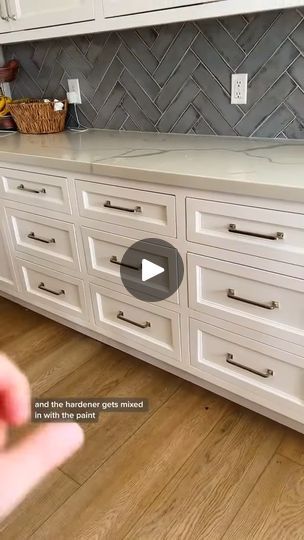 Painting Cabinets Diy, Paint Your Kitchen Cabinets, Kitchen Cabinet Color Ideas, Easy Home Improvement Projects, Cabinet Paint, Painted Cupboards, Painting Wood Furniture, Kitschy Kitchen, Paint Techniques