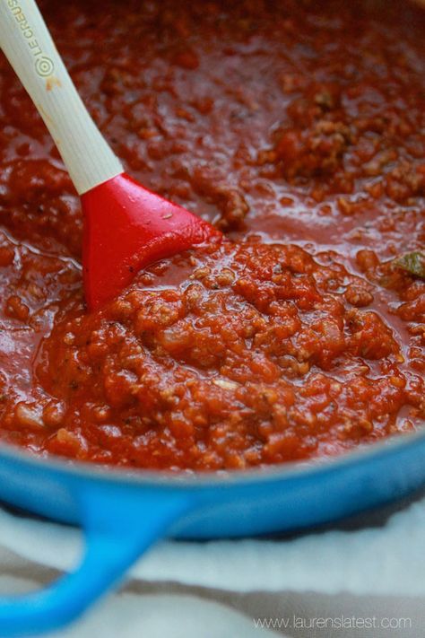 Roasted Tomato Bolognese Sauce...this is the BEST pasta sauce ever!! And only a couple ingredients needed. Looks so so good. Homemade Bolognese Sauce, Homemade Bolognese, Ground Beef Pasta, Recipe Pasta, Beefsteak Tomato, Beef Pasta, Bolognese Sauce, Roasted Tomato, Pasta Sauce Recipes