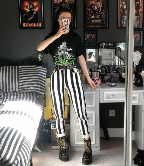 Beetlejuice Outfits, Alternative Grunge, Alt Outfits, Look Rock, Rock Outfits, Rocker Style, Alt Fashion, Goth Outfits, Alternative Outfits