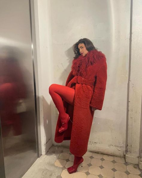 Kylie Jenner 'is still going strong' with Timothee Chalamet, fans claim after spotting 'clue' in background of new video Style Kylie Jenner, Look Kylie Jenner, Kylie Jenner Instagram, Trendy Christmas Outfits, Kylie Jenner Outfits, Kylie Jenner Style, Kylie Kristen Jenner, King Kylie, Jenner Outfits