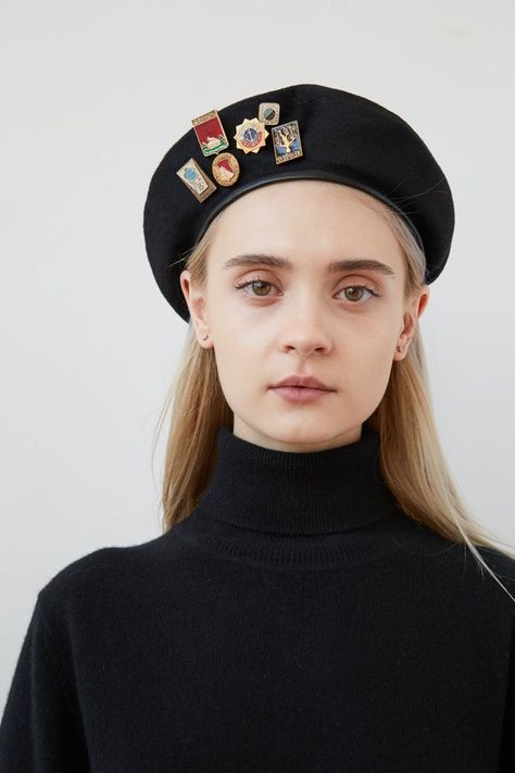 Beret Girl, Beret Outfit, Military Beret, Vintage Badges, Wool Beret, Rock Outfits, Military Hat, Wool Berets, Beret Hat