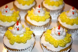 Chicken Cupcakes - I have a fondness for this cupcake design Farm Cupcakes, Chicken Cupcakes, National Cupcake Day, Chicken Birthday, Chicken Party, School Cupcakes, Easter Feast, Buttercream Frosting For Cupcakes, Cupcake Day