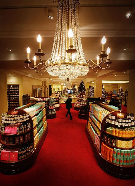 Fortnum and Mason Grocery Store - 14 Reasons Why Fortnum and Mason is the Best Grocery Store in London London Grocery Stores, Chocolate Store Design, Mason London, Best Afternoon Tea, Chocolate Stores, Fortnum Mason, London Interior, Victorian London, London Shopping