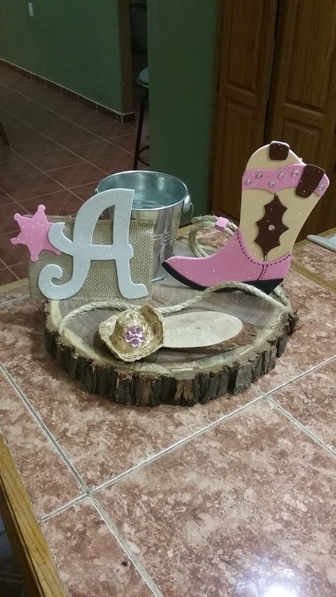 Centro de mesa Vaquero de niña Cowboy Themed Birthday Party, Cowgirl Cakes, Cowgirl Baby Showers, Western Birthday Party, Rustic Birthday, Horse Birthday Parties, Cowboy Baby Shower, Pony Birthday Party, Western Birthday