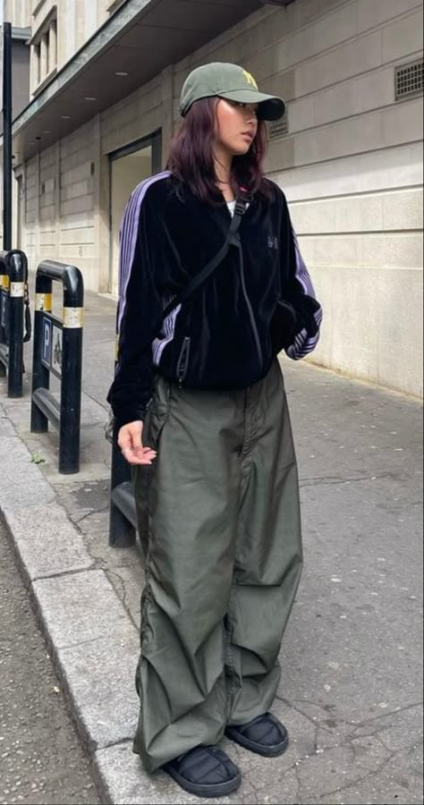 Megan Trong Outfits, Korean Women Street Fashion, Japanese Street Style Women, Gorpcore Fashion Women, Japanese Streetwear Women Tokyo Fashion, Parashoot Pants Outfit, Japanese Outfits Street Style Tokyo Fashion, Tokyo Outfits Japanese Street Styles, Streetwear Fashion Japanese