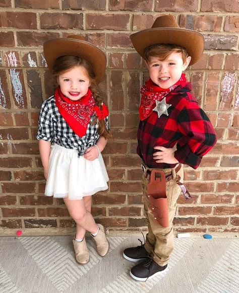 Kids Cowboy Outfit, Cowboy Theme Outfit, Wild West Outfits, Woody Costume, Spirit Week Outfits, Looks Country, Cowboy Theme, Estilo Country, Rodeo Outfits