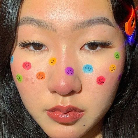 Indie Makeup Looks, Euphoria Inspired Makeup, Makeup Euphoria, Freckles Makeup, Makeup Looks Ideas, Rhinestone Makeup, Cute Eye Makeup, Pride Makeup, Indie Makeup