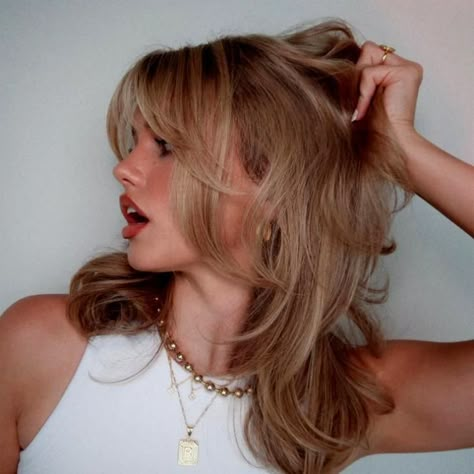 ‘60s meets ‘90s. Bridget Bardot Bangs, 60s Hair And Makeup, Bridget Bardot Hair, Flicks Hair, Graduated Haircut, Bangs Inspiration, Bardot Bangs, Trendy We Fryzurach, Blonde Hair Tan Skin